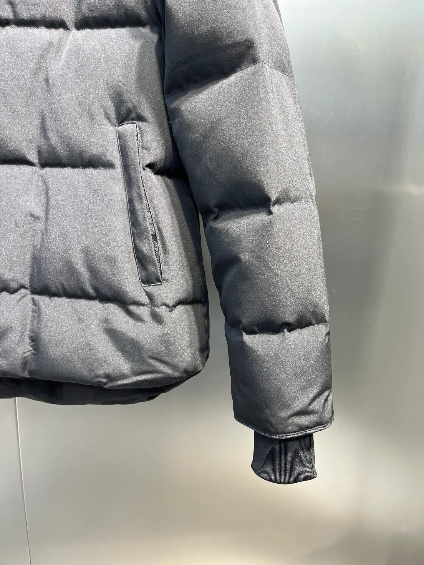 P700 Goose 🌟17 models (black) chest patch, same style for men and women, cold-resistant down jacket! The fur collar is detachable. The natural Siberian coyote fur collar has a delicate yet strong feel, which comes from the sense of life that comes from the erosion of wind and frost in nature. The market usually uses raccoon fur or fake fur instead, which is not even the slightest bit better! The collar part has cold-proof flannel, which is close to the head and neck, comfortable and warm! The fabric is made of high-density nano-level waterproof fabric, which is windproof and wear-resistant and has a certain thickness! The zipper is the official YKK brand! The waist has an elastic waistline design that can be adjusted according to yourself! There is also an anti-wind Velcro inside! Seamless threaded cuffs to avoid stiffening! In order to prevent cold wind from pouring in, a double closure design is adopted. On the premise of the traditional zipper fly, six Velcro fasteners are used for secondary closure, which brings better warmth retention effect. It retains the classic hooded design and uses super large luxurious wolf fur to protect against wind and cold. No matter how low the temperature is this winter, one piece is enough. I’ll give you the wind and temperature. Size: s-xxl